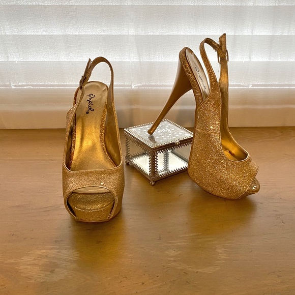 Qupid Gold Stiletto 👠 - Picture 1 of 6